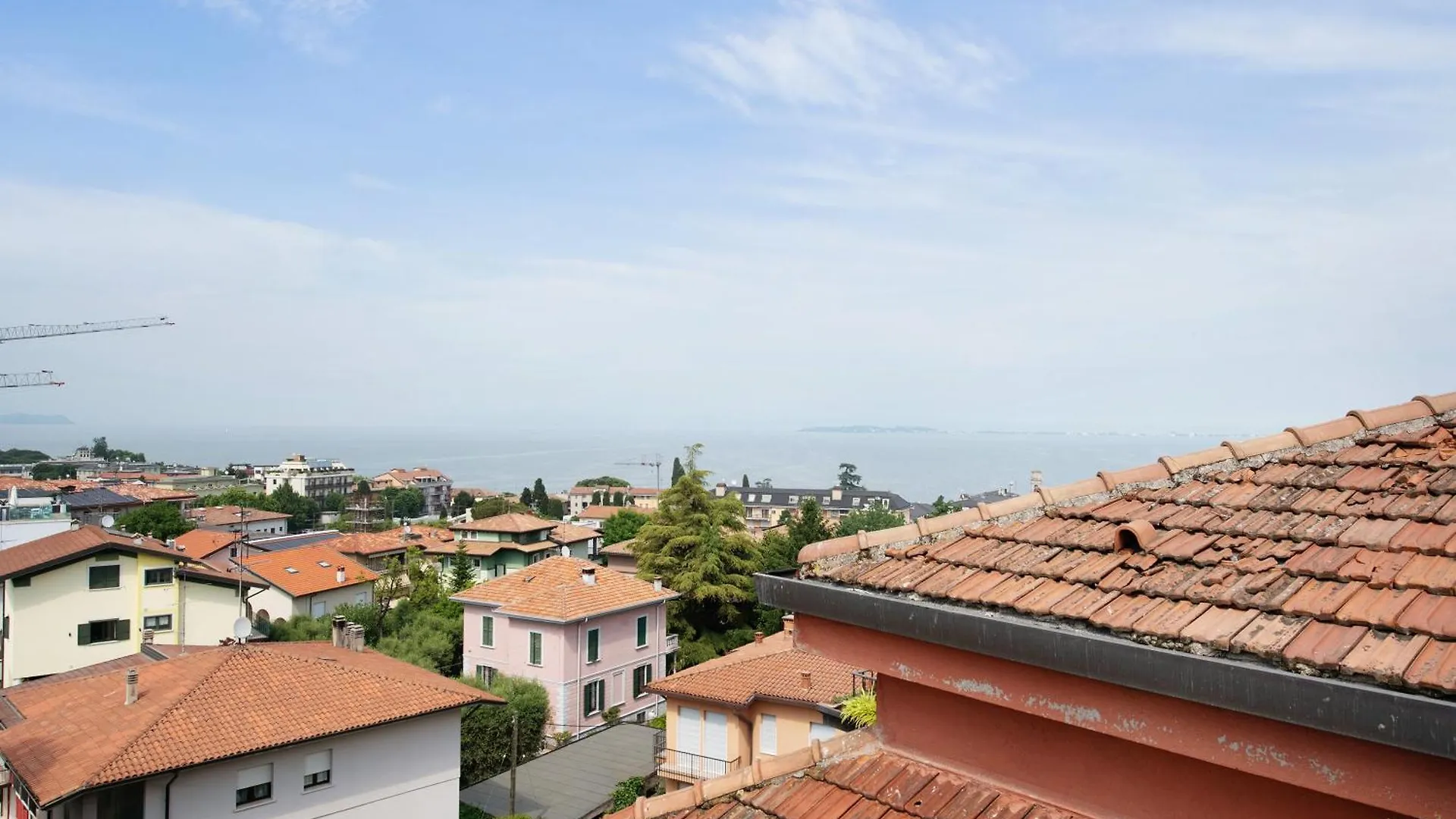 アパート デセンツァーノ・デル・ガルダAttico Center With View And Terraceアパートメント イタリア