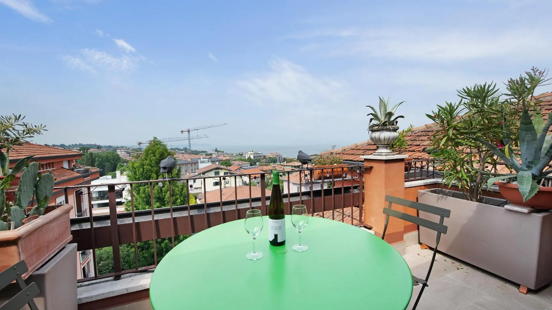 アパート デセンツァーノ・デル・ガルダAttico Center With View And Terraceアパートメント イタリア